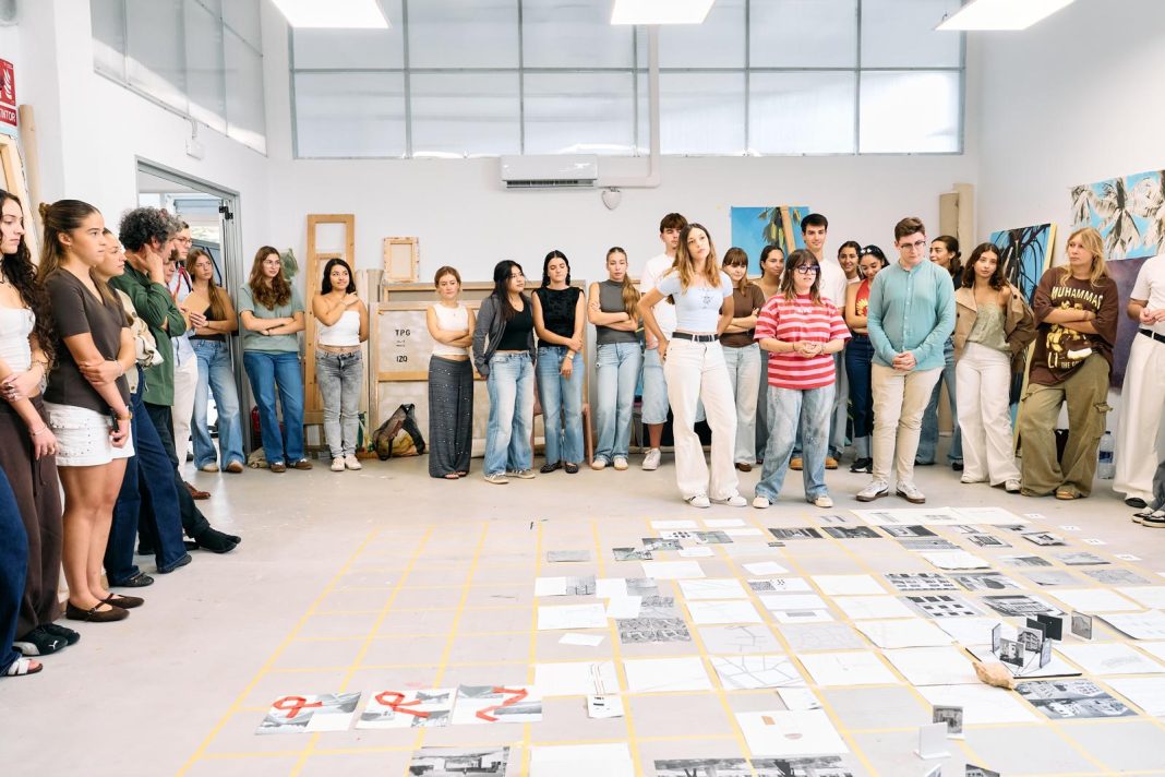 alumnos analizando diseño ciudad inca visita alcalde